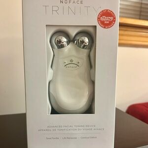 NuFACE
ADVANCED FACIAL TONING DEVICE.
100% authentic!!💕💕💕